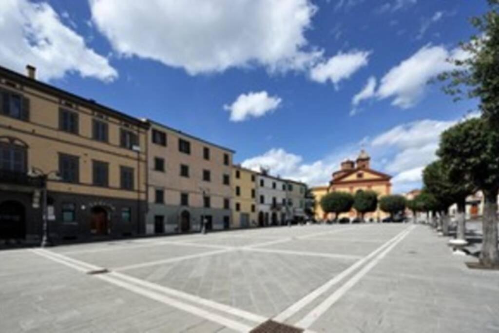 La Piazza - Appartamento Con Vista Sinalunga Luaran gambar